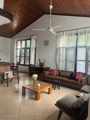 Shared Dormitory, 5 Bedrooms, Smoking, Balcony | Living room