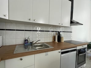 Micro-ondes, four, plaque de cuisson, lave-vaisselle