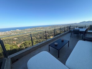 Outdoor dining - Architect-designed home with exceptional panoramic ocean views and an infinity pool (Castell-Platja d'Aro)