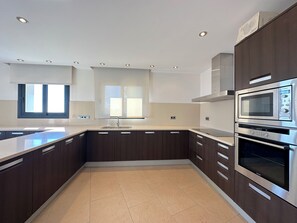 Micro-ondes, four, plaque de cuisson, lave-vaisselle