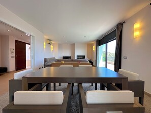 Interior - architect-designed house exceptional view infinity pool (Castell-Platja d'Aro)