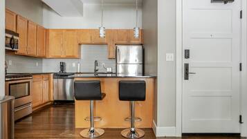 Kühlschrank, Mikrowelle, Ofen, Herdplatte