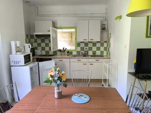 Private kitchen - Studio perched in the flora of the High Vallespir (Prats-de-Mollo-la-Preste)
