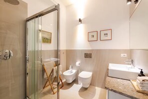 Douche, séchoir à cheveux, bidet, serviettes fournies