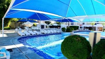 7 outdoor pools