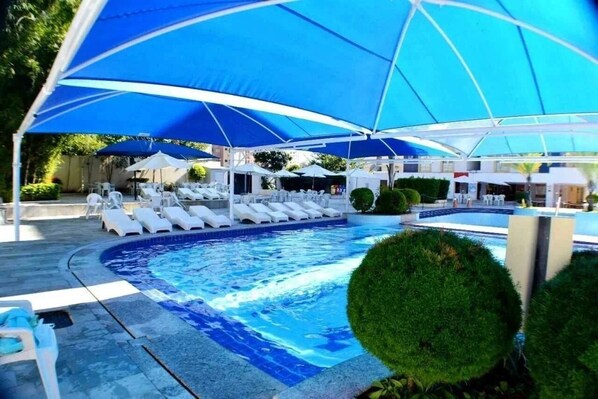 7 outdoor pools