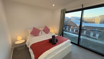 4 bedrooms, iron/ironing board, WiFi, bed sheets
