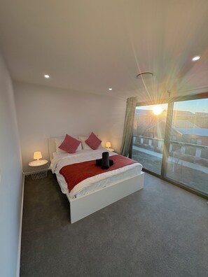4 bedrooms, iron/ironing board, WiFi, bed sheets - Brand new 4 Bedroom retreat close to nature reserve (Strathnairn)