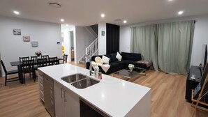 Un apartamento moderno con cocina, comedor y sala de estar.