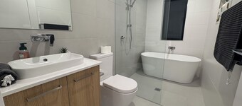 Brand new 4 Bedroom retreat close to nature reserve