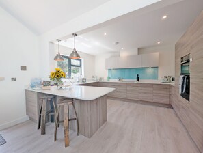 Kühlschrank, Mikrowelle, Geschirrspüler