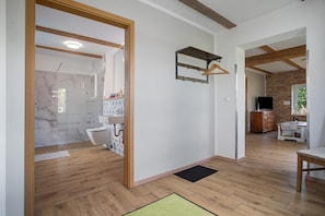 Shower, hair dryer, towels - Apartment 'Uschi' with Shared Garden and Wi-Fi (Warrenzin)