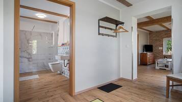 Een douche, een haardroger, handdoeken