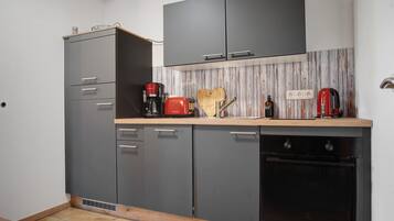 Een koelkast, een magnetron, een oven, een kookplaat