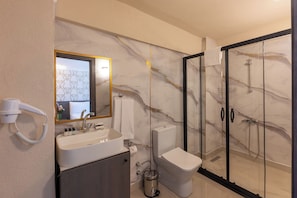Een douche, een haardroger, handdoeken, zeep