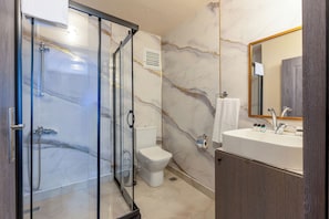 Een douche, een haardroger, handdoeken, zeep