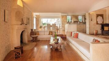 Classic Villa, Mountain View | Living room