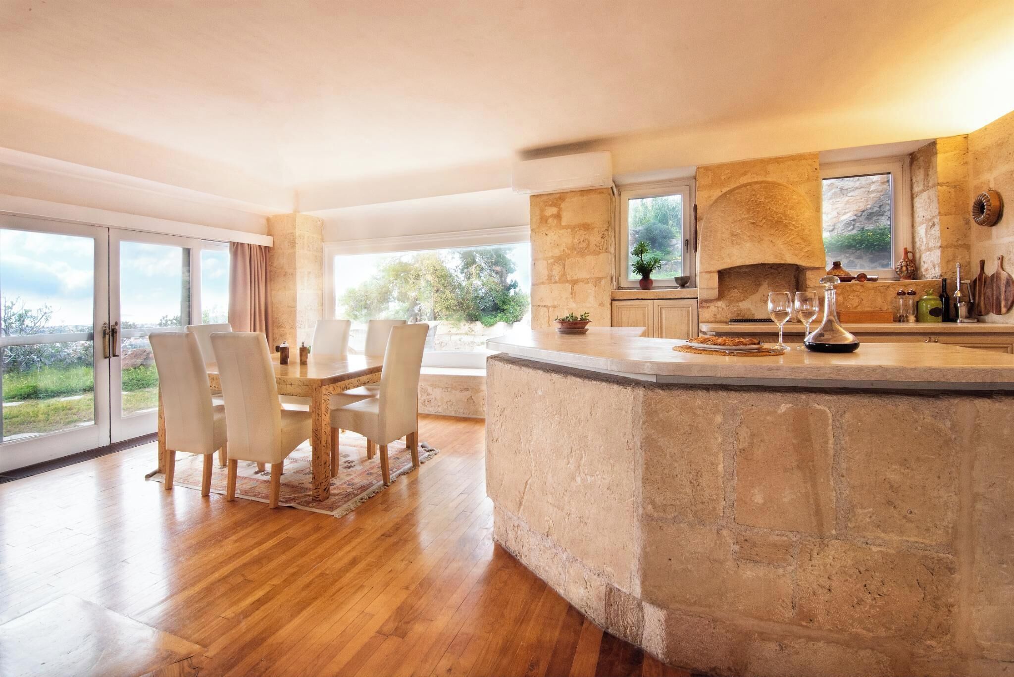 클래식 빌라, 산 전망 | 거실 | 디지털 채널 시청이 가능한 65인치 스마트 TV