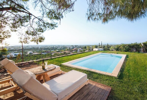 Piscine extérieure, parasols de plage, chaises longues