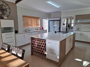 Micro-ondes, four, plaque de cuisson, lave-vaisselle