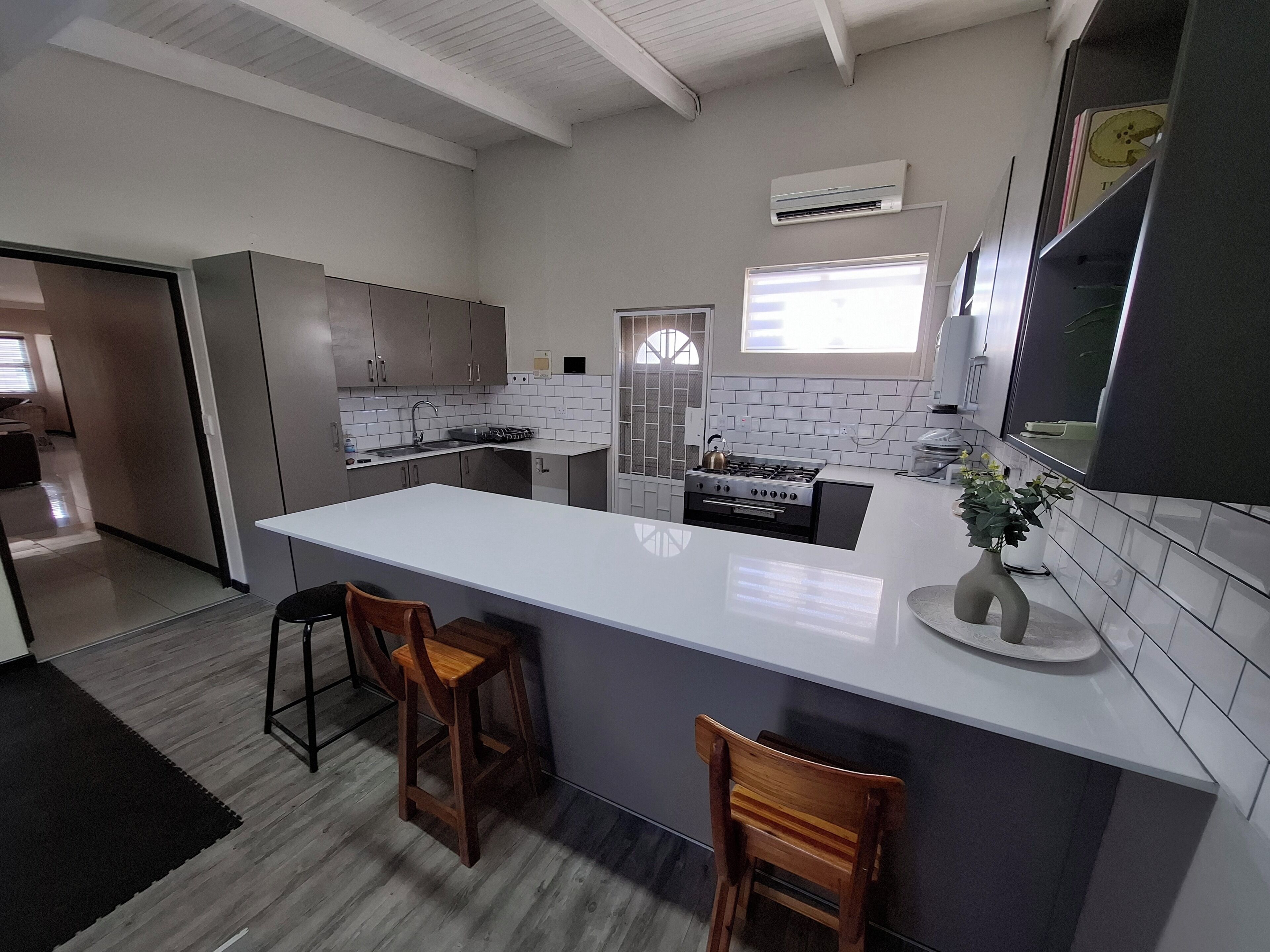 Mikrovågsugn, ugn, spishäll och diskmaskin