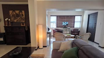 Televisión y chimenea