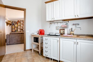 Frigorifero, microonde, forno, piano cottura