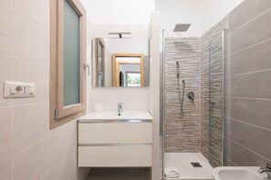 Ducha, secador de pelo, toallas