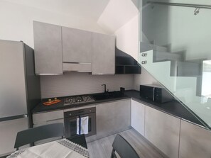 Réfrigérateur, micro-ondes, four, plaque de cuisson
