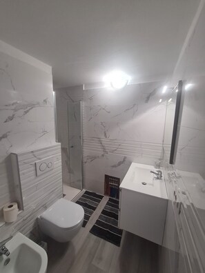 Douche, sèche-cheveux, serviettes fournies