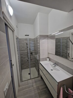 Douche, sèche-cheveux, serviettes fournies