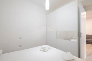 2 habitaciones, tabla de planchar con plancha, wifi y ropa de cama