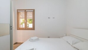 Une chambre à coucher avec un lit, une fenêtre et une porte.