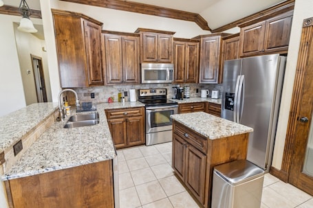House, 3 Bedrooms | Private kitchen | Fridge, oven, coffee/tea maker, toaster
