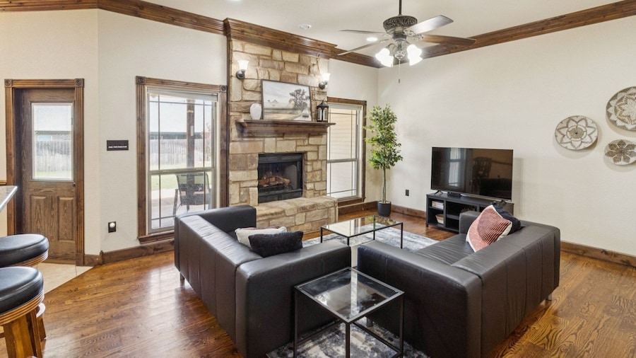 Gorgeous 4br Dakota Springs Home 3 Bedroom Home