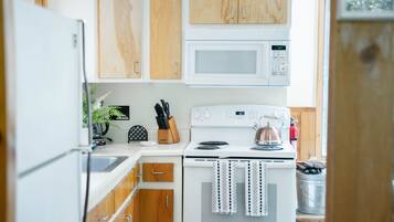 House, 2 Bedrooms | Private kitchen | Fridge, oven, coffee/tea maker, toaster