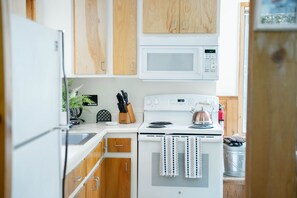 House, 2 Bedrooms | Private kitchen | Fridge, oven, coffee/tea maker, toaster