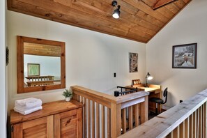 Un interior de madera con un escritorio, una silla y un espejo.