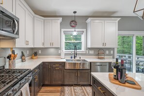 Micro-ondes, four, plaque de cuisson, lave-vaisselle