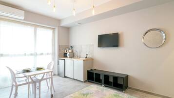 Studio, 1 Double Bed, Balcony | Private kitchen | Fridge, microwave, stovetop, electric kettle