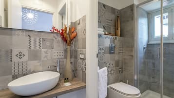 Monolocale, 1 letto matrimoniale | Bagno | Doccia, set di cortesia gratuito, asciugacapelli, bidet