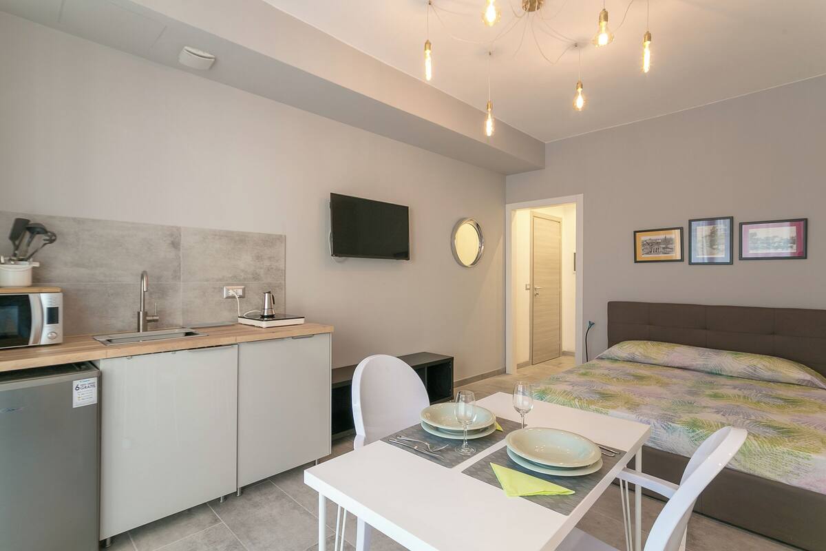 Studio, 1 Double Bed, Balcony | Private kitchen | Fridge, microwave, stovetop, coffee/tea maker