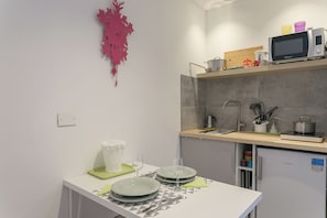 Studio, 1 Double Bed | Private kitchen | Fridge, microwave, stovetop, coffee/tea maker
