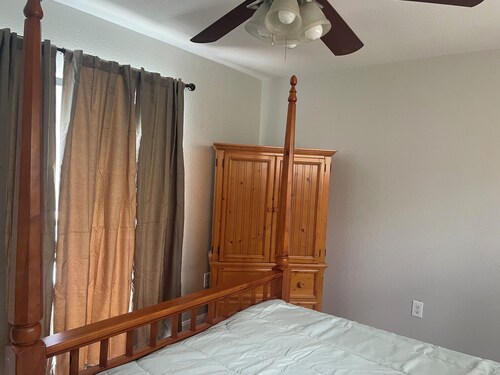 Terrific 3-bedroom house with bird caged swimming pool in Spring Hill
