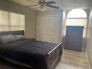 3 عدّة غرف نوم ومكواة/لوح كي وواي فاي وملاءات أسرّة