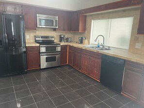 Microwave, oven, stovetop, dishwasher - Terrific 3-bedroom house with bird caged swimming pool in Spring Hill (Spring Hill)