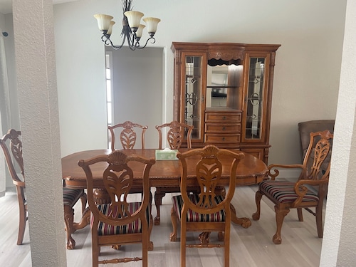 Terrific 3-bedroom house with bird caged swimming pool in Spring Hill