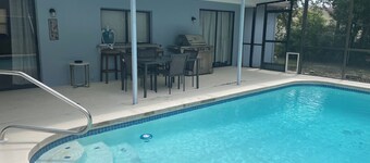 Terrific 3-bedroom house with bird caged swimming pool in Spring Hill