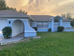 Exterior - Terrific 3-bedroom house with bird caged swimming pool in Spring Hill (Spring Hill)