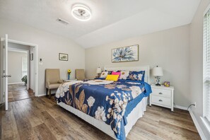 3 dormitorios, caja fuerte, escritorio y tabla de planchar con plancha